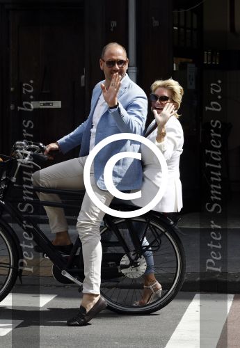 Amsterdam 12 juli 2016
Connie Witteman en Eugene v Dun zijn in ondertrouw gegaan en fietsen naar huis.