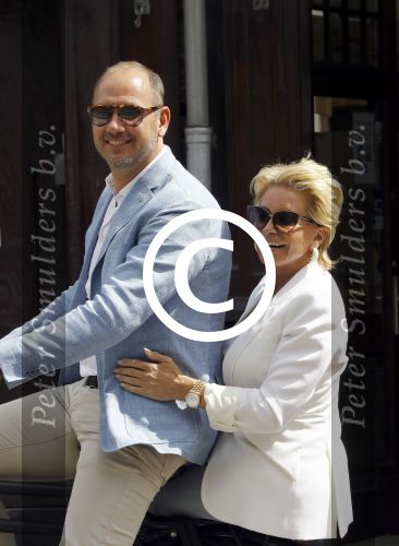 Amsterdam 12 juli 2016
Connie Witteman en Eugene v Dun zijn in ondertrouw gegaan en fietsen naar huis.