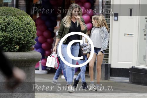 Amsterdam 1 juli 2016 
Danielle Oerlemans Overgaag met kids op de cornelis schuytstraat