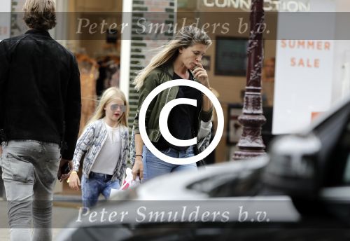 Amsterdam 1 juli 2016 
Danielle Oerlemans Overgaag met kids op de cornelis schuytstraat
