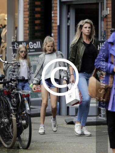 Amsterdam 1 juli 2016 
Danielle Oerlemans Overgaag met kids op de cornelis schuytstraat