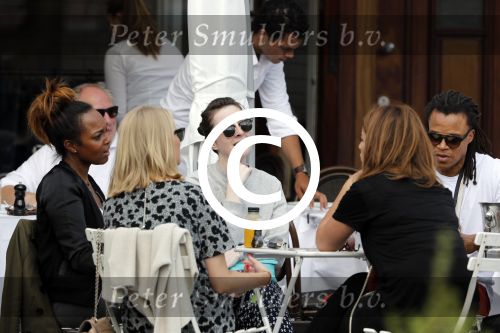 Amsterdam 17 juli 2016 
Edgar davids op terras met verschillende dames.
