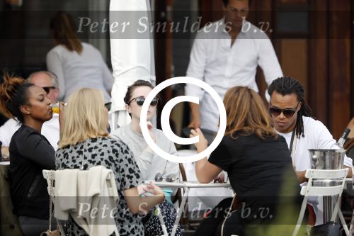 Amsterdam 17 juli 2016 
Edgar davids op terras met verschillende dames.