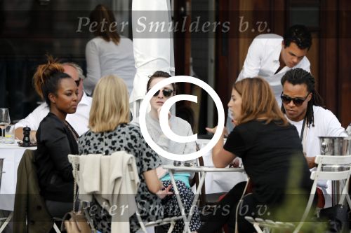 Amsterdam 17 juli 2016 
Edgar davids op terras met verschillende dames.