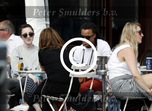 Amsterdam 17 juli 2016 
Edgar davids op terras met verschillende dames.