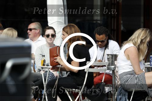 Amsterdam 17 juli 2016 
Edgar davids op terras met verschillende dames.