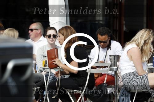 Amsterdam 17 juli 2016 
Edgar davids op terras met verschillende dames.