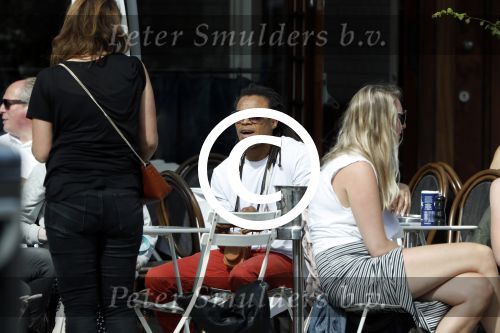 Amsterdam 17 juli 2016 
Edgar davids op terras met verschillende dames.