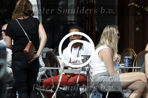 Amsterdam 17 juli 2016 
Edgar davids op terras met verschillende dames.