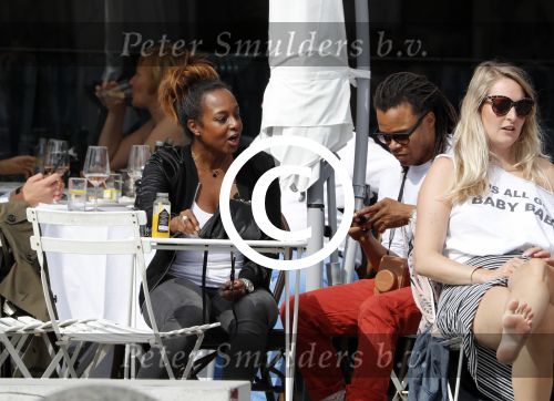 Amsterdam 17 juli 2016 
Edgar davids op terras met verschillende dames.
