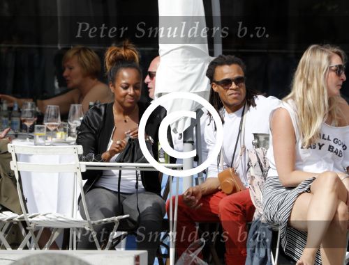 Amsterdam 17 juli 2016 
Edgar davids op terras met verschillende dames.