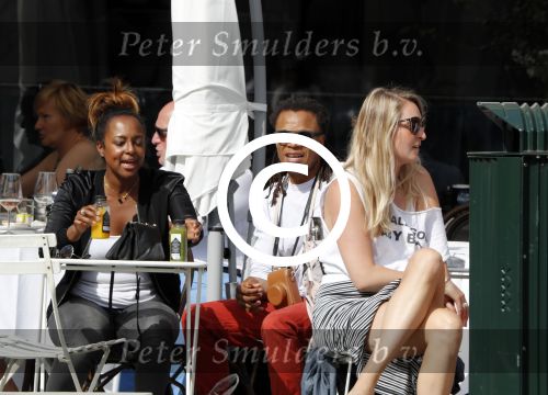 Amsterdam 17 juli 2016 
Edgar davids op terras met verschillende dames.