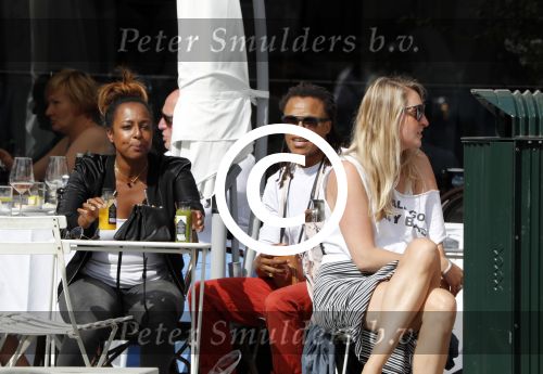 Amsterdam 17 juli 2016 
Edgar davids op terras met verschillende dames.