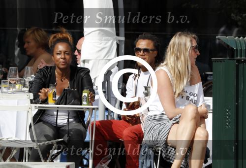 Amsterdam 17 juli 2016 
Edgar davids op terras met verschillende dames.