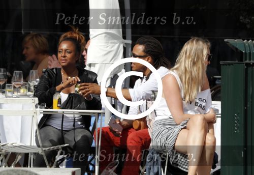 Amsterdam 17 juli 2016 
Edgar davids op terras met verschillende dames.