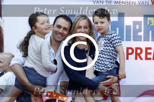 Amsterdam 17 juli 2016
Premiere huisdiergeheimen in Pathe arena . Edgar Wurfbain met gezin