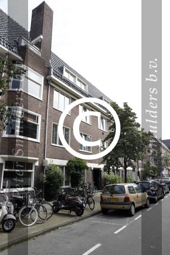 Amsterdam 23 juli 2016
In de eendrachtstraat in Amsterdam zuid pleegde de vader van het neefje van Fajah Lourens zelfmoord door naar beneden te springen met zijn zoontje in zijn handen. Ook het eefje kwam om. Voor de deur zijn bloemen speelgoedbeesjes en kaarsen neer gelegd/gezet