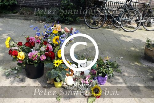Amsterdam 23 juli 2016
In de eendrachtstraat in Amsterdam zuid pleegde de vader van het neefje van Fajah Lourens zelfmoord door naar beneden te springen met zijn zoontje in zijn handen. Ook het eefje kwam om. Voor de deur zijn bloemen speelgoedbeesjes en kaarsen neer gelegd/gezet