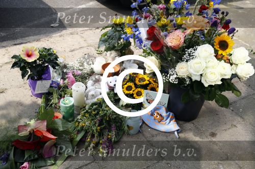 Amsterdam 23 juli 2016
In de eendrachtstraat in Amsterdam zuid pleegde de vader van het neefje van Fajah Lourens zelfmoord door naar beneden te springen met zijn zoontje in zijn handen. Ook het eefje kwam om. Voor de deur zijn bloemen speelgoedbeesjes en kaarsen neer gelegd/gezet
