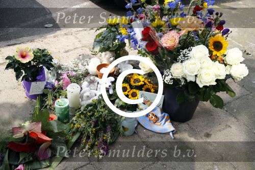 Amsterdam 23 juli 2016
In de eendrachtstraat in Amsterdam zuid pleegde de vader van het neefje van Fajah Lourens zelfmoord door naar beneden te springen met zijn zoontje in zijn handen. Ook het eefje kwam om. Voor de deur zijn bloemen speelgoedbeesjes en kaarsen neer gelegd/gezet