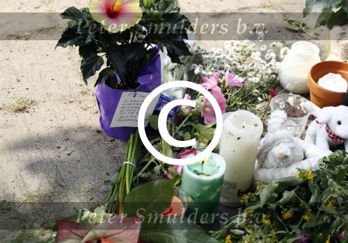 Amsterdam 23 juli 2016
In de eendrachtstraat in Amsterdam zuid pleegde de vader van het neefje van Fajah Lourens zelfmoord door naar beneden te springen met zijn zoontje in zijn handen. Ook het eefje kwam om. Voor de deur zijn bloemen speelgoedbeesjes en kaarsen neer gelegd/gezet