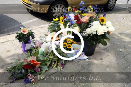 Amsterdam 23 juli 2016
In de eendrachtstraat in Amsterdam zuid pleegde de vader van het neefje van Fajah Lourens zelfmoord door naar beneden te springen met zijn zoontje in zijn handen. Ook het eefje kwam om. Voor de deur zijn bloemen speelgoedbeesjes en kaarsen neer gelegd/gezet