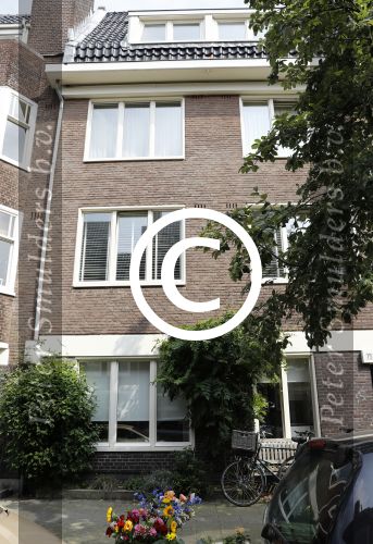 Amsterdam 23 juli 2016
In de eendrachtstraat in Amsterdam zuid pleegde de vader van het neefje van Fajah Lourens zelfmoord door naar beneden te springen met zijn zoontje in zijn handen. Ook het eefje kwam om. Voor de deur zijn bloemen speelgoedbeesjes en kaarsen neer gelegd/gezet