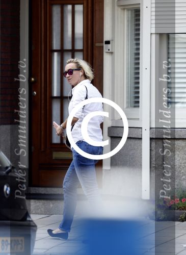 Amsterdam 21 juli 2016
Eva Jinek loopt naar haar huis toe.