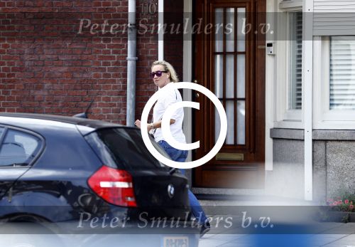 Amsterdam 21 juli 2016
Eva Jinek loopt naar haar huis toe.