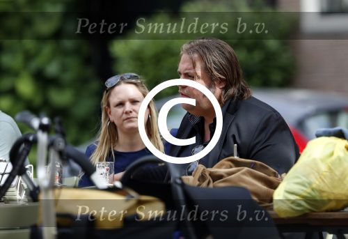 Amsterdam 7 juli 2016 
Frank Evenblij in de jordaan op terras met een man en een vrouw .