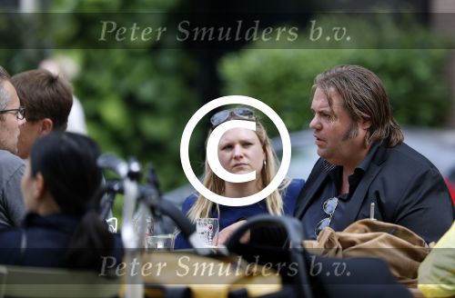 Amsterdam 7 juli 2016 
Frank Evenblij in de jordaan op terras met een man en een vrouw .