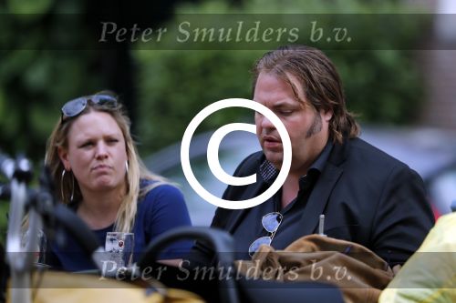 Amsterdam 7 juli 2016 
Frank Evenblij in de jordaan op terras met een man en een vrouw .