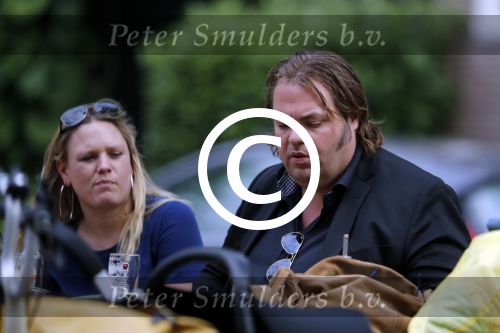 Amsterdam 7 juli 2016 
Frank Evenblij in de jordaan op terras met een man en een vrouw .