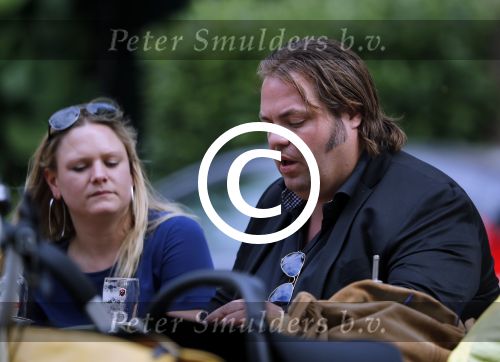 Amsterdam 7 juli 2016 
Frank Evenblij in de jordaan op terras met een man en een vrouw .