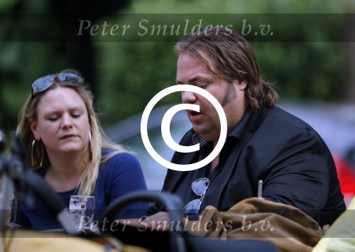 Amsterdam 7 juli 2016 
Frank Evenblij in de jordaan op terras met een man en een vrouw .