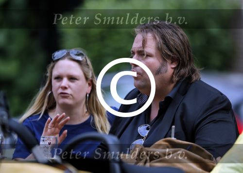 Amsterdam 7 juli 2016 
Frank Evenblij in de jordaan op terras met een man en een vrouw .