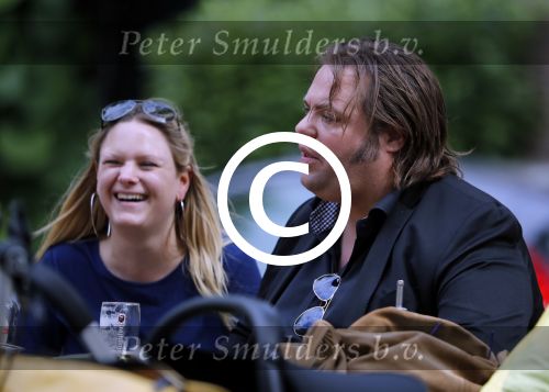 Amsterdam 7 juli 2016 
Frank Evenblij in de jordaan op terras met een man en een vrouw .