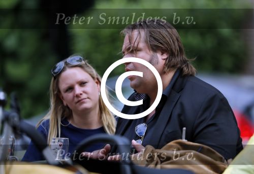 Amsterdam 7 juli 2016 
Frank Evenblij in de jordaan op terras met een man en een vrouw .