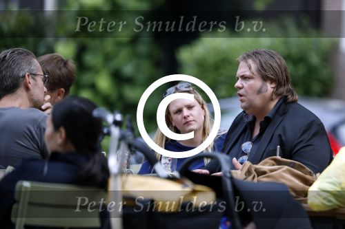 Amsterdam 7 juli 2016 
Frank Evenblij in de jordaan op terras met een man en een vrouw .