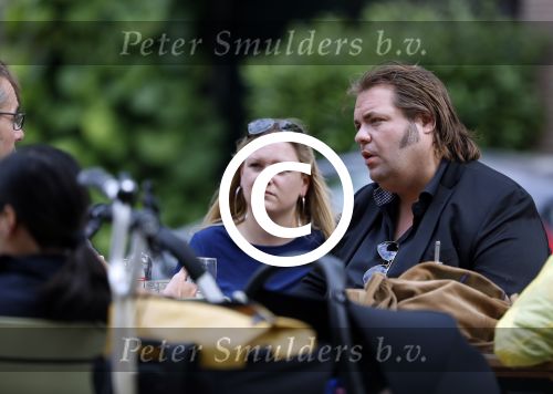 Amsterdam 7 juli 2016 
Frank Evenblij in de jordaan op terras met een man en een vrouw .