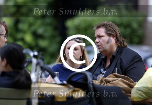 Amsterdam 7 juli 2016 
Frank Evenblij in de jordaan op terras met een man en een vrouw .