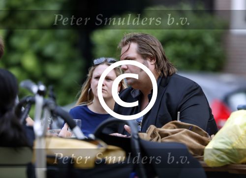 Amsterdam 7 juli 2016 
Frank Evenblij in de jordaan op terras met een man en een vrouw .