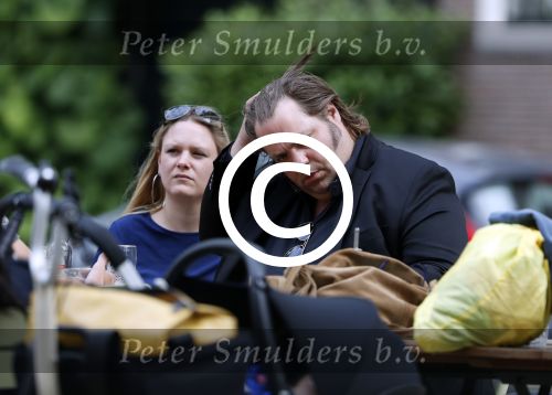 Amsterdam 7 juli 2016 
Frank Evenblij in de jordaan op terras met een man en een vrouw .