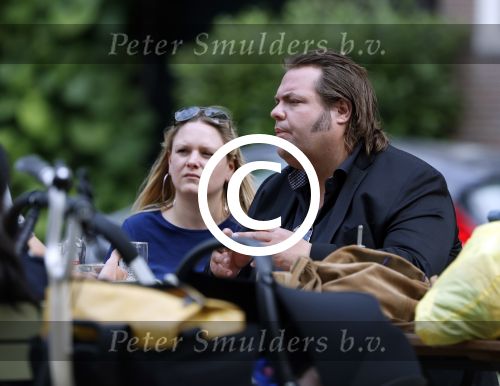 Amsterdam 7 juli 2016 
Frank Evenblij in de jordaan op terras met een man en een vrouw .
