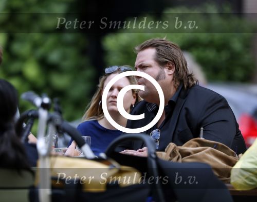 Amsterdam 7 juli 2016 
Frank Evenblij in de jordaan op terras met een man en een vrouw .