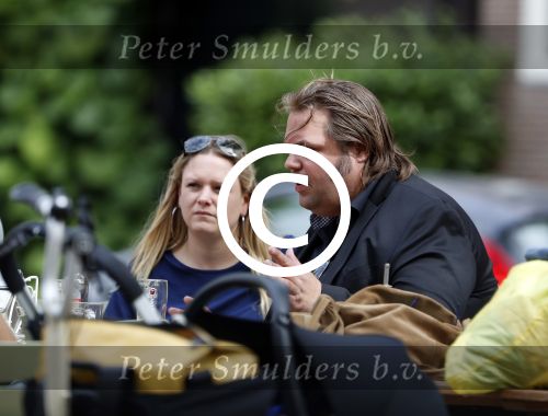 Amsterdam 7 juli 2016 
Frank Evenblij in de jordaan op terras met een man en een vrouw .