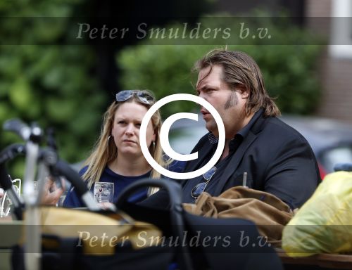 Amsterdam 7 juli 2016 
Frank Evenblij in de jordaan op terras met een man en een vrouw .