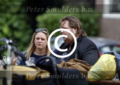 Amsterdam 7 juli 2016 
Frank Evenblij in de jordaan op terras met een man en een vrouw .