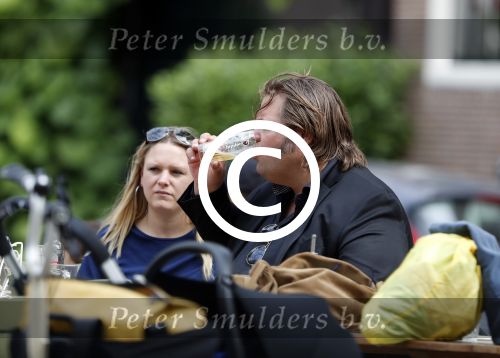 Amsterdam 7 juli 2016 
Frank Evenblij in de jordaan op terras met een man en een vrouw .
