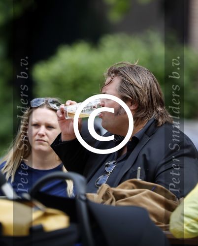Amsterdam 7 juli 2016 
Frank Evenblij in de jordaan op terras met een man en een vrouw .